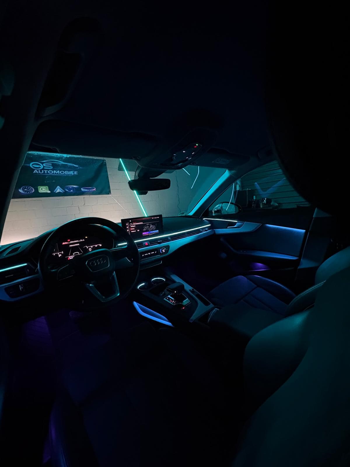 Fahrzeuginnenraum bei Nacht mit blauer Ambientebeleuchtung