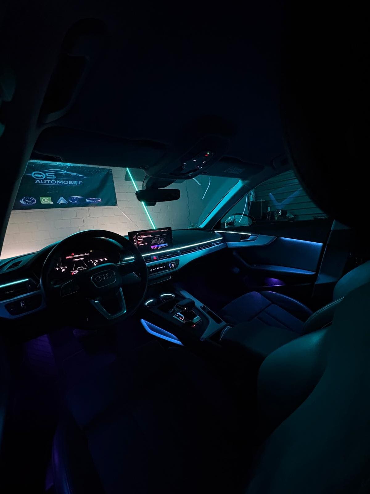 Fahrzeuginnenraum bei Nacht mit blauer Ambientebeleuchtung