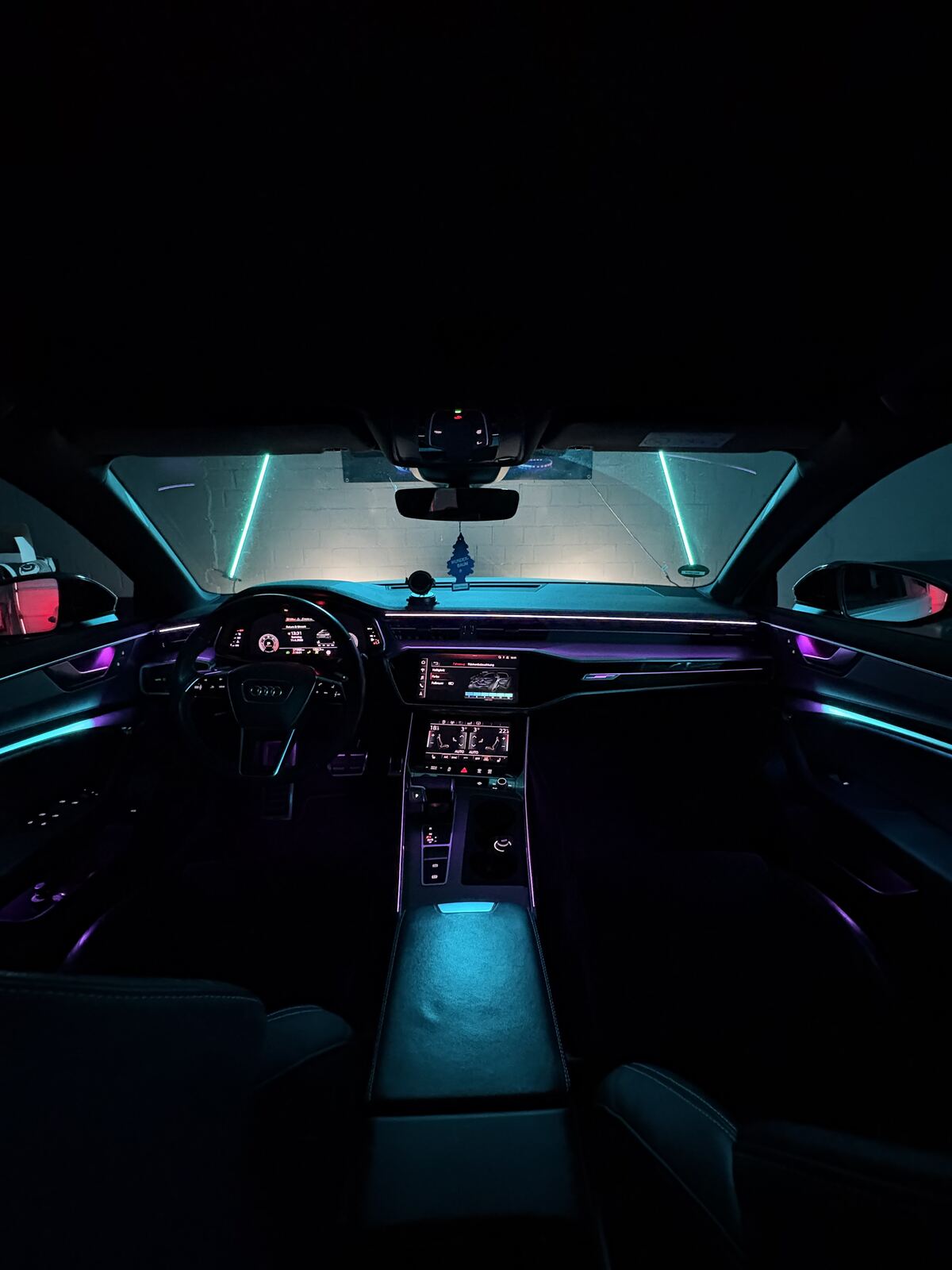 Blick ins Cockpit mit durchgehender Ambientelinie über Armaturenbrett und Türen