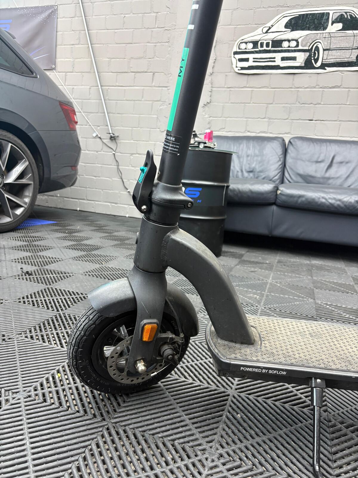 Vorderrad eines E-Scooters mit Scheibenbremse in der Werkstatt