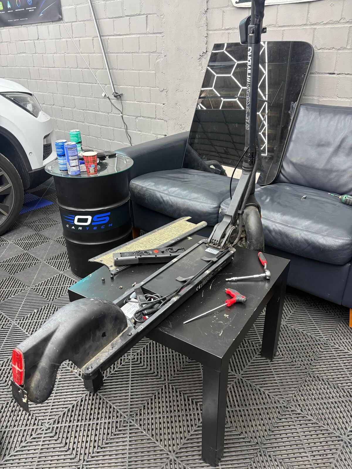 Geöffneter E-Scooter auf der Werkbank bei OS CarTech in Nettetal